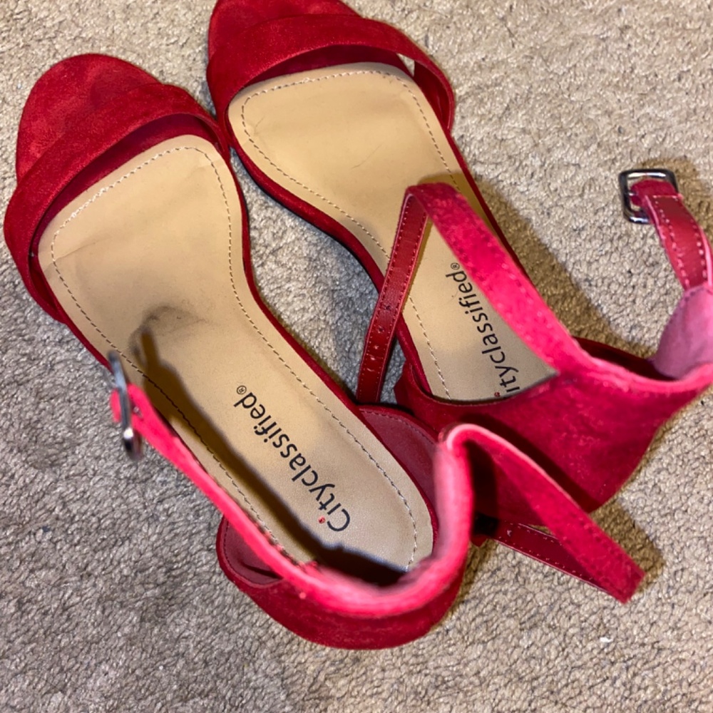 Red heels - Picture 3 of 5